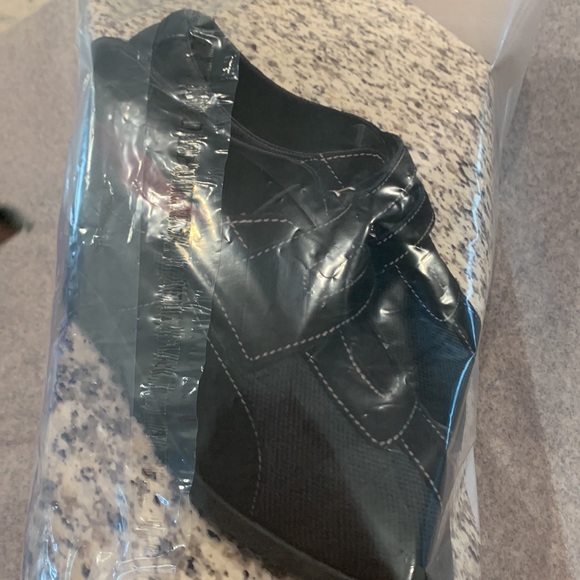 MUNRO American “Jolie” Sport Velcro Shoes—SZ. 8. Like New. - Picture 11 of 11